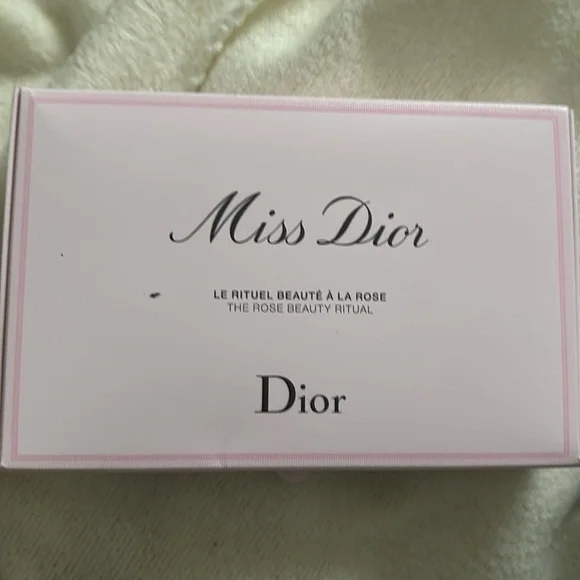 Miss Dior Mini Beauty Ritual - Picture 2 of 4